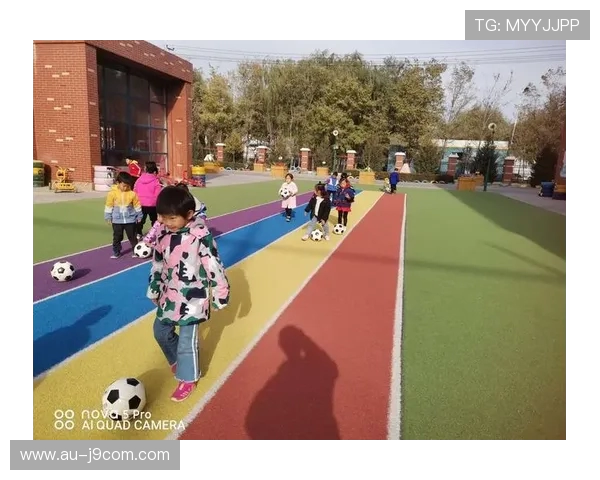 小班幼儿趣味足球主题可爱展示与团队协作启蒙表演教案设计活动方案